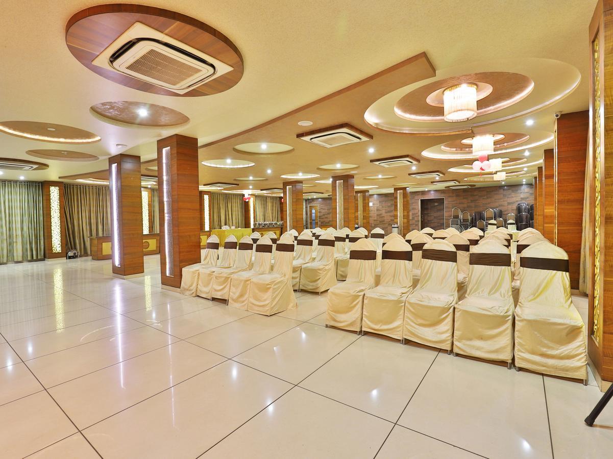 Oyo 13253 The Grand Vinayak Hotel Ahmedabad Exteriör bild