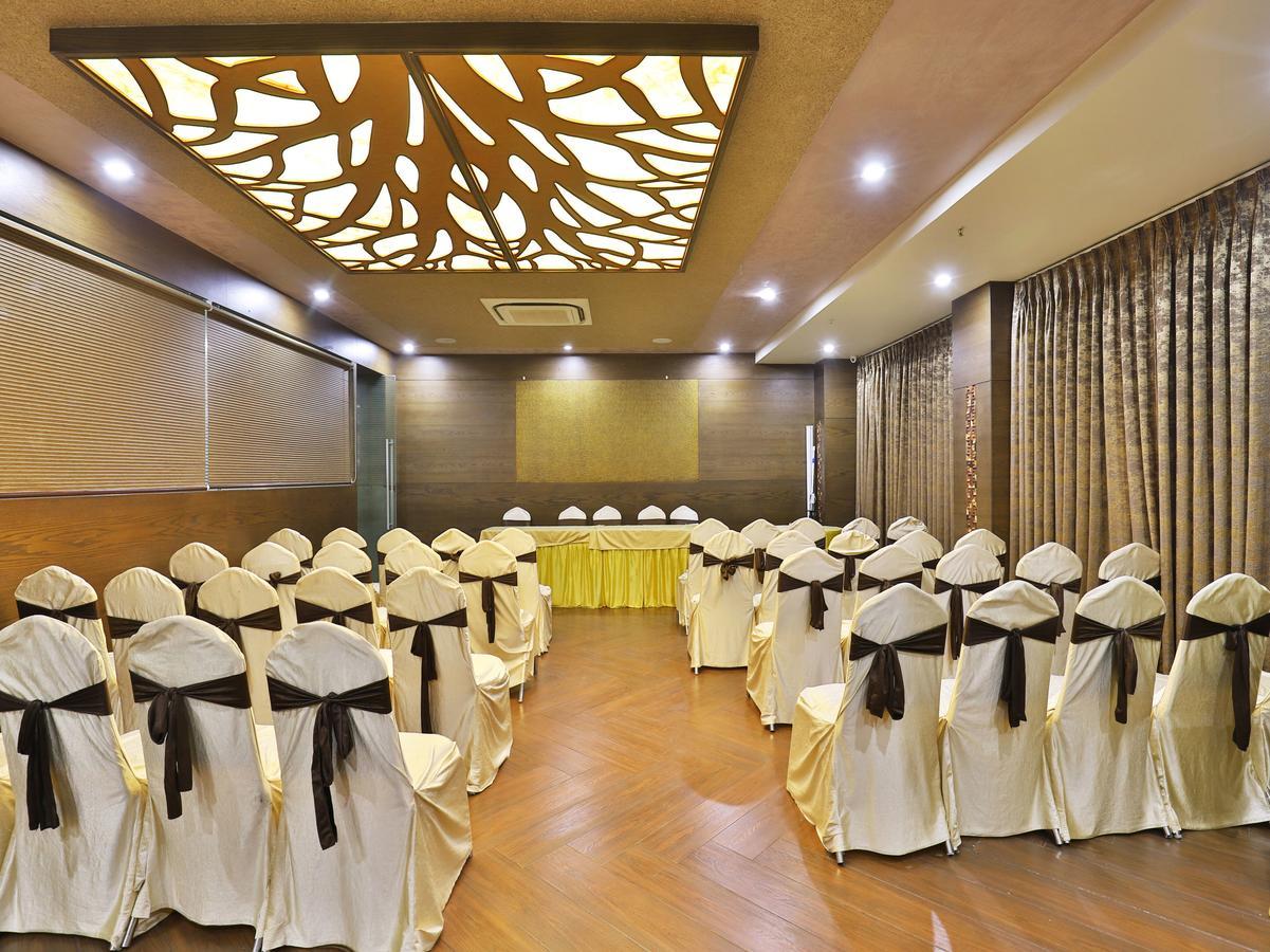 Oyo 13253 The Grand Vinayak Hotel Ahmedabad Exteriör bild