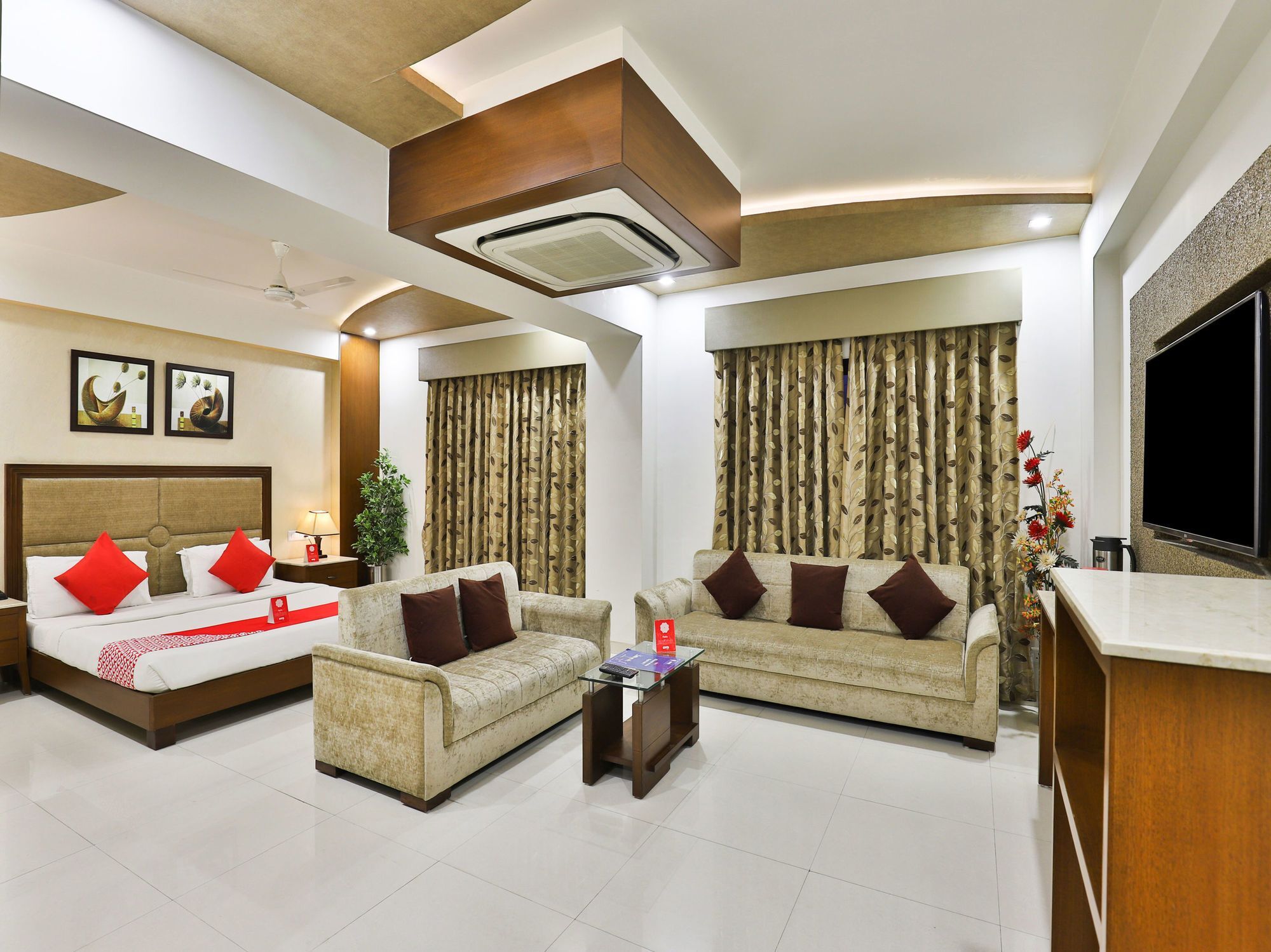 Oyo 13253 The Grand Vinayak Hotel Ahmedabad Exteriör bild