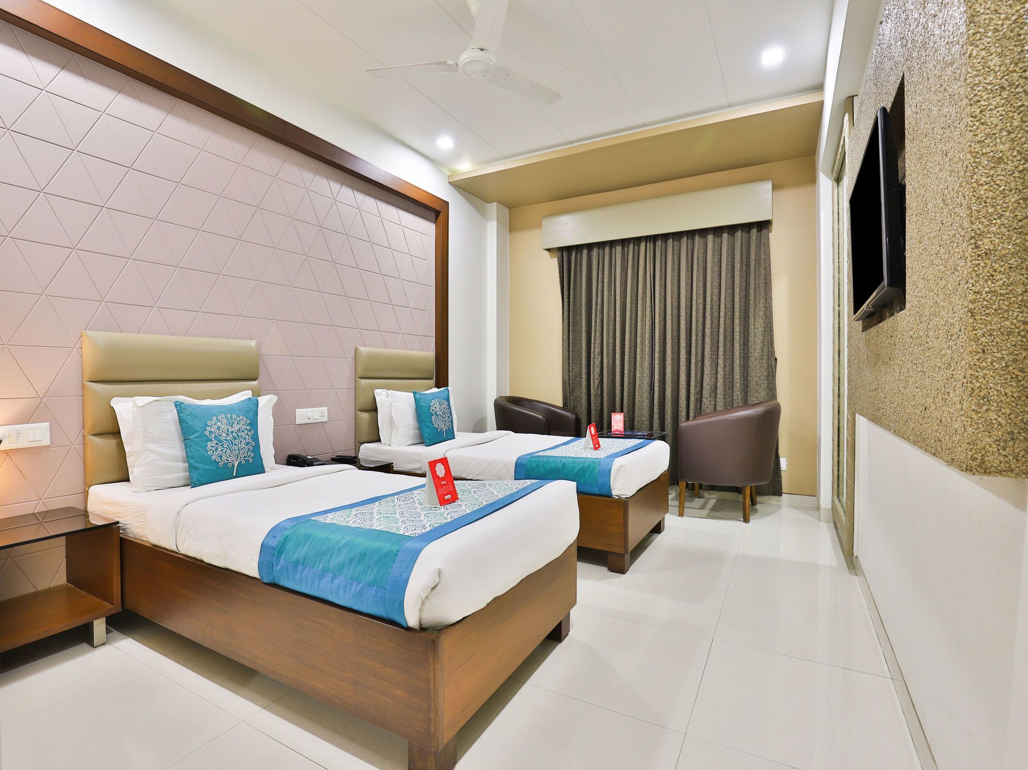 Oyo 13253 The Grand Vinayak Hotel Ahmedabad Exteriör bild