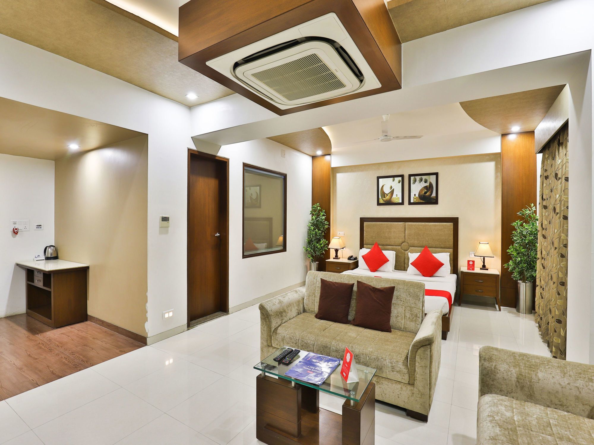 Oyo 13253 The Grand Vinayak Hotel Ahmedabad Exteriör bild
