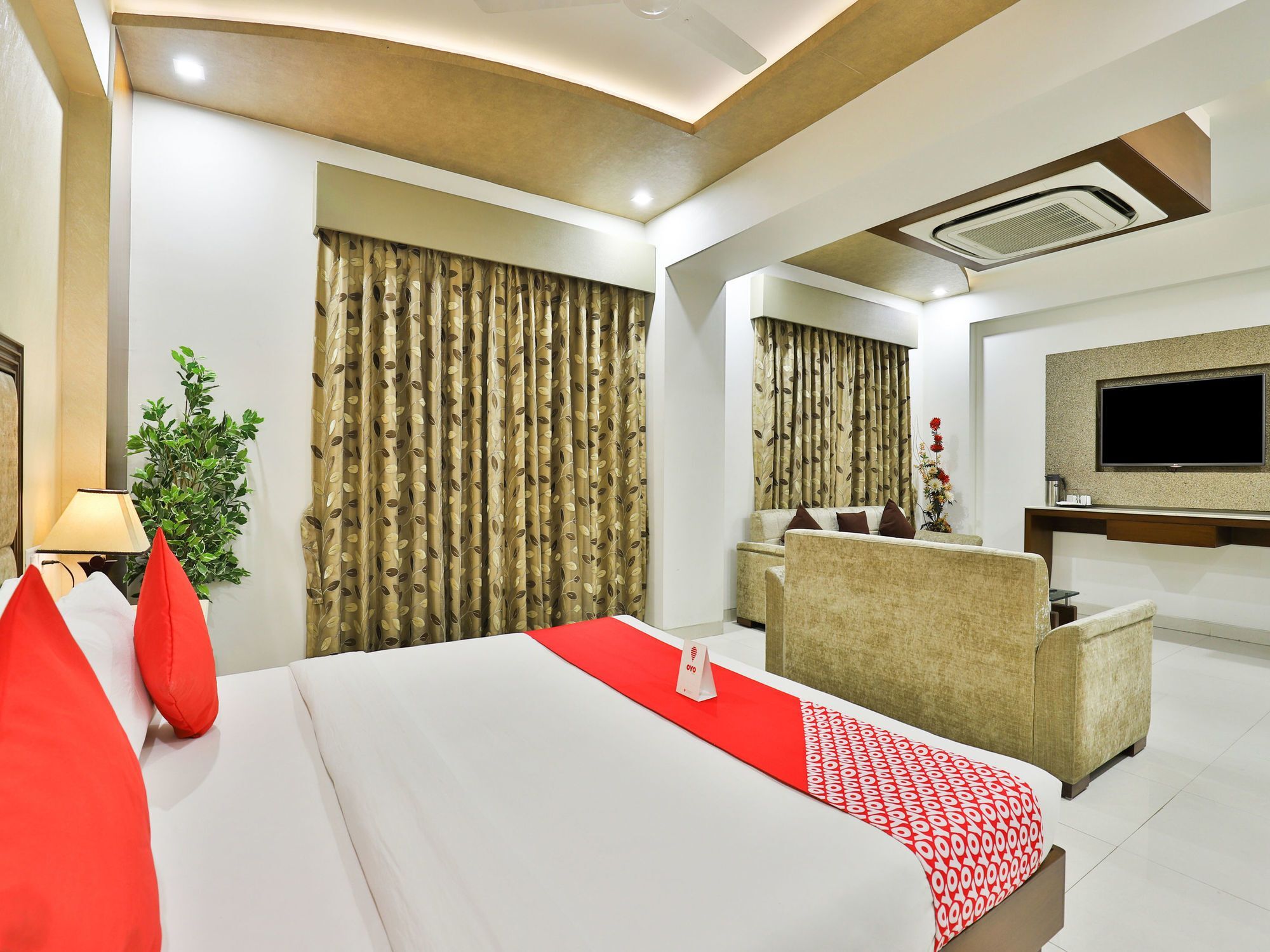 Oyo 13253 The Grand Vinayak Hotel Ahmedabad Exteriör bild